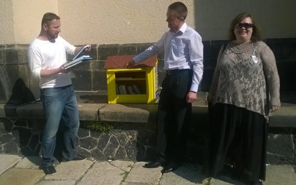 Zahájení provozu knihotoče u kostela a jeho autoři (zprava) Hana Zemanová a Michal Paclt.