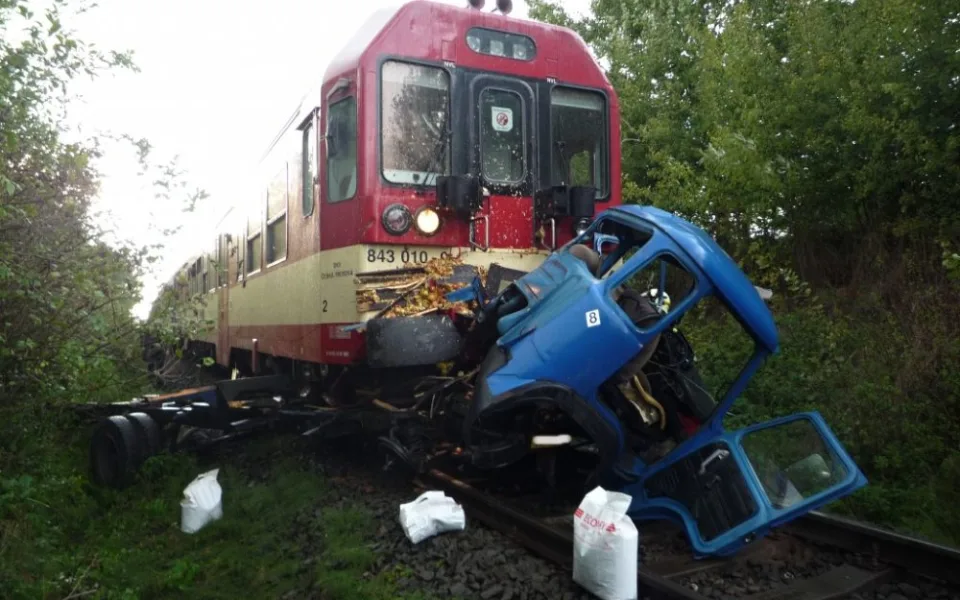 Opilého řidiče zradila technika. Avie mu dojela na přejezdu. Foto: HZSLK
