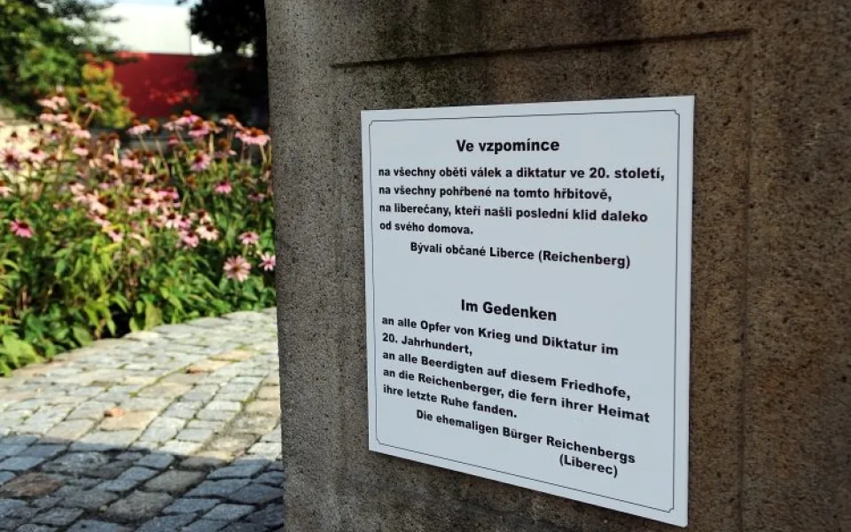 Pamětní deska v Zahradě vzpomínek. Foto: Jan Král
