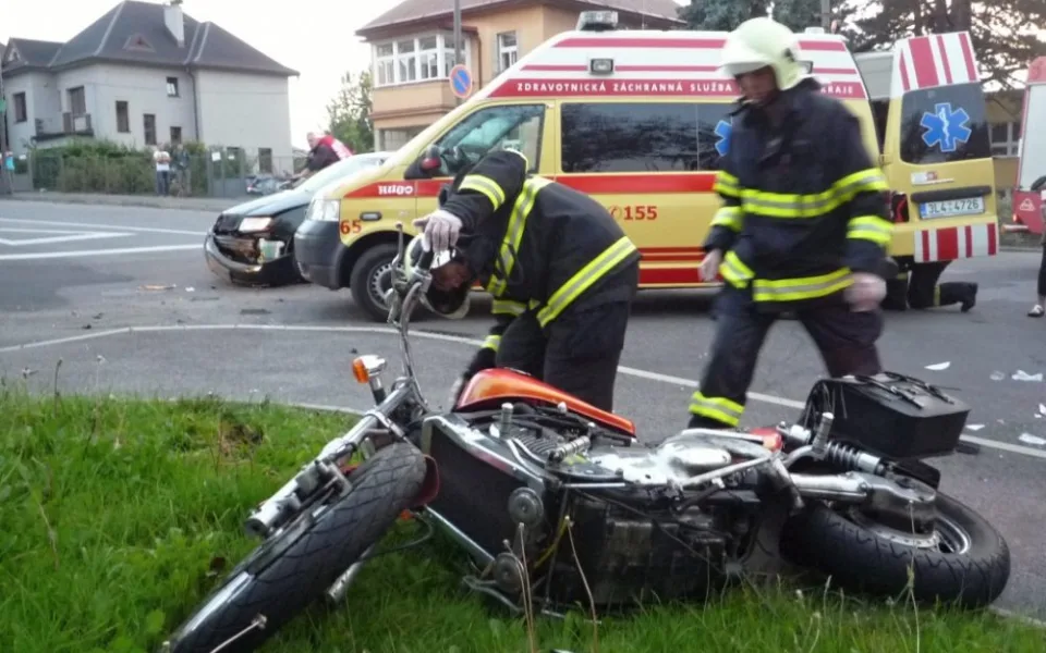 Sražený motocyklista skončil v liberecké nemocnici. Foto: HZSLK