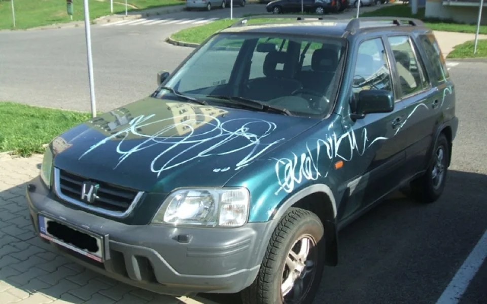 Takhle dopadla zaparkovaná Honda CR-V. Foto: Policie ČR