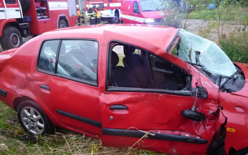 V Doubské ulici se střetl vlak s autem. Tři zranění. Foto: HZSLK