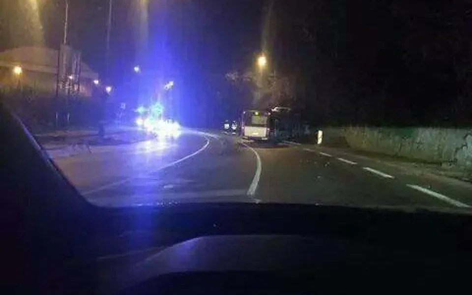 Autobus se zastavil až o zídku.