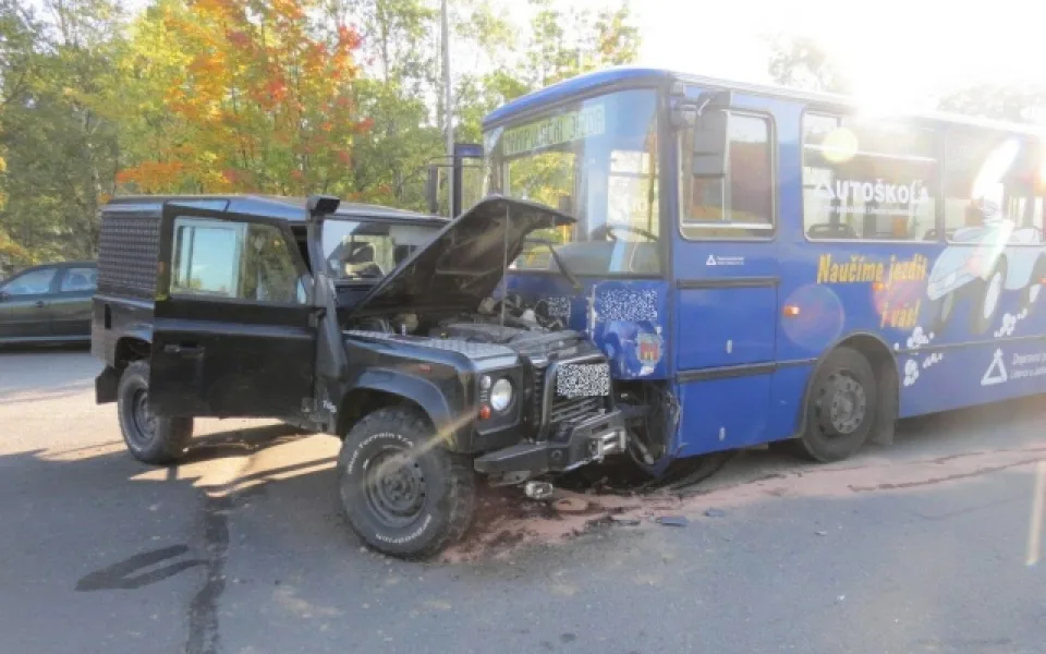 Spolujezdec s Land Roveru se těžce poranil. Foto: Policie ČR