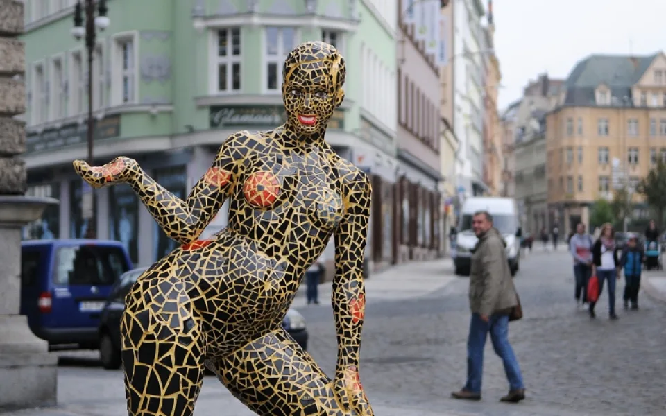Kočky na nároží před libereckou radnicí vystřídala leopardí žena. Foto: Jan Král