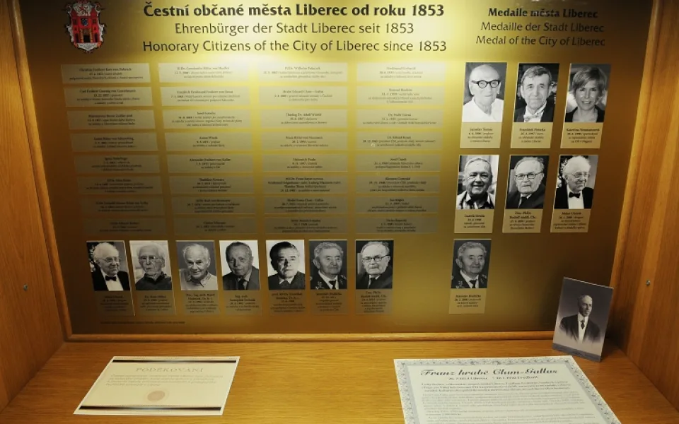 Čestní občané města už mají své důstojné místo v budově radnice. Foto: Jan Král
