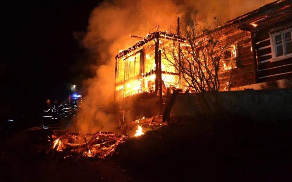 Roubenka lehla popelem, škoda jde do milionů. Foto: HZSLK