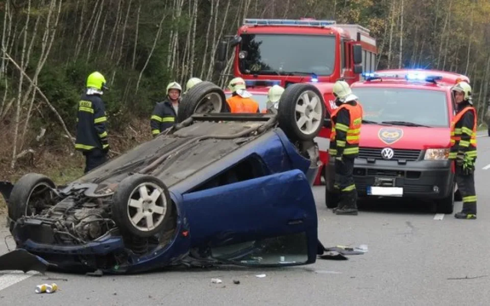 Ford skončil uprostřed silnice na střeše. Foto: Policie ČR