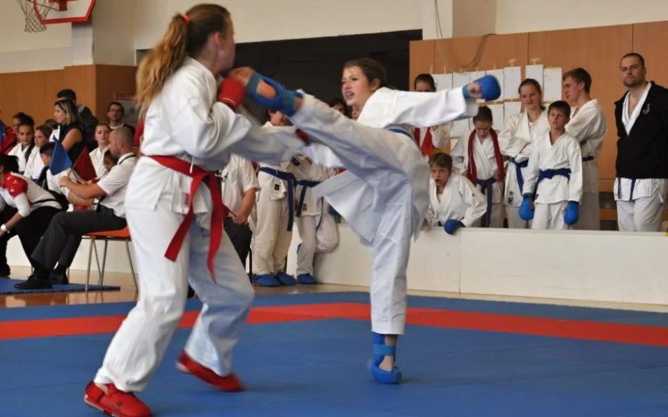 Kumite v podání dívek. Foto: archiv Gryf