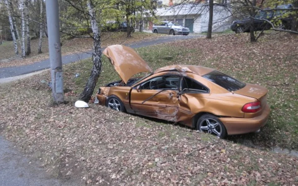 Volvo se zastavilo až o sloup veřejného osvětlení. Foto: Policie ČR