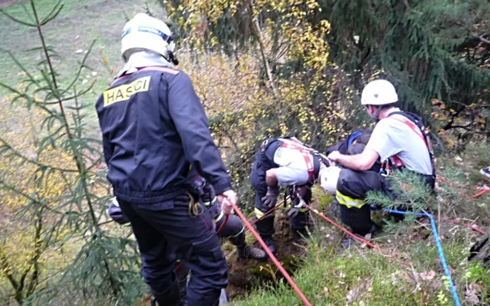 Vlčák zapadl do průrvy. Hasiči ho zachraňovali šest hodin. Foto: HZSLK