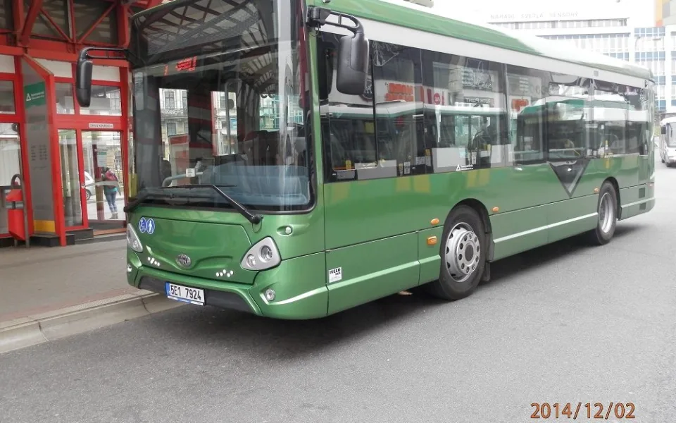 Midibus brázdí ulice Liberce. Foto: DPMLJ