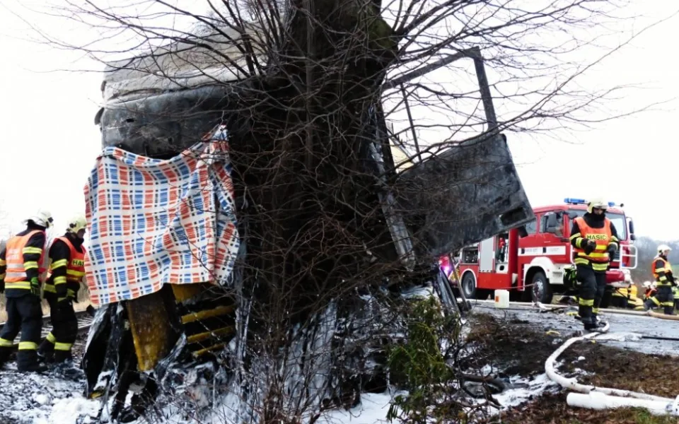 Tragédie u Turnova. Nehod asi vyžádala dva životy. Foto: HZSLK
