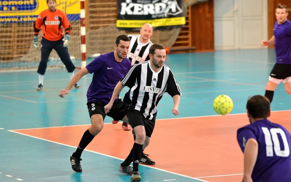 Na vánočním halovém turnaji se představil také primátor Tibor Batthyány. Alfa obhájila loňský triumf. Foto: Jan Král