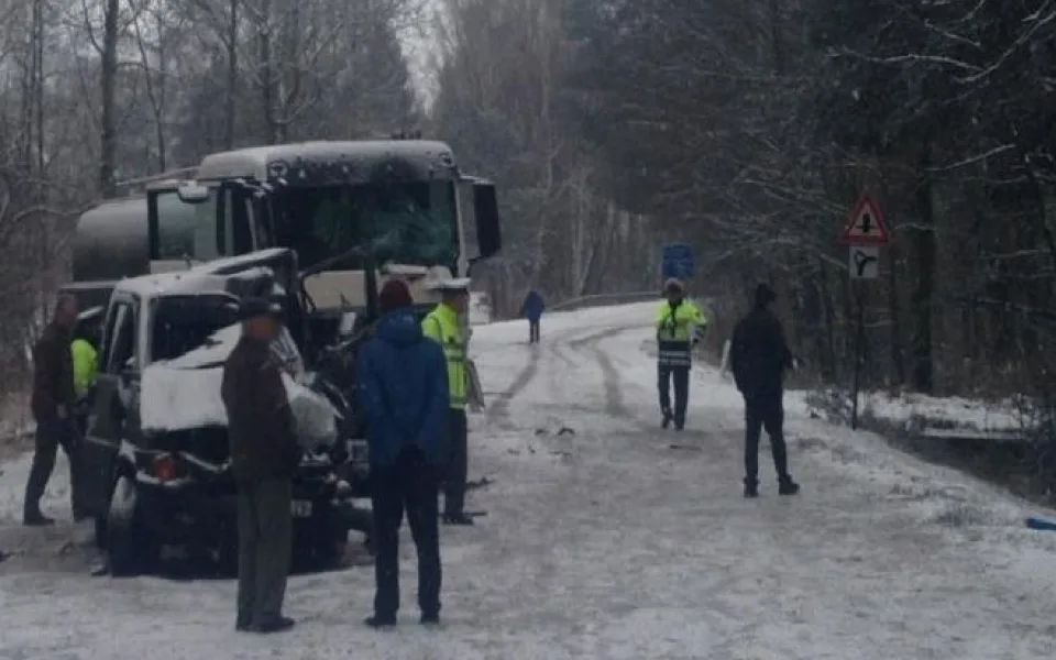 Policejní dodávka vjela pod kamion. Foto: Policie ČR