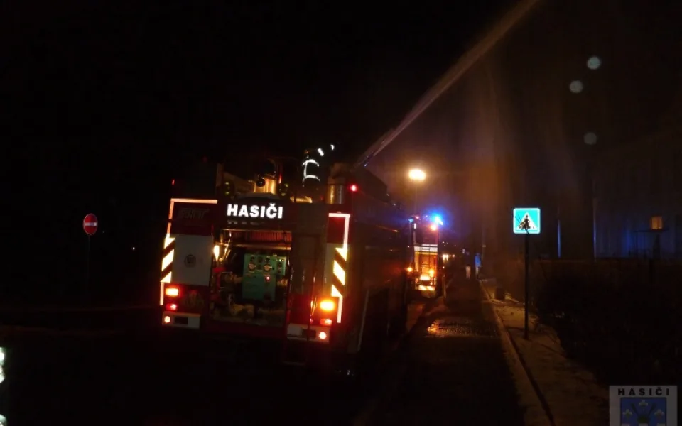 Vzrostlý strom zapálila rachejtle. Foto: Hasiči Hrádek nad Nisou