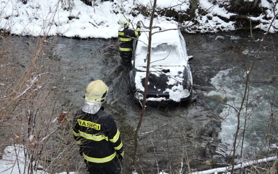 Auto sjelo až do řeky. Foto: HZS LK