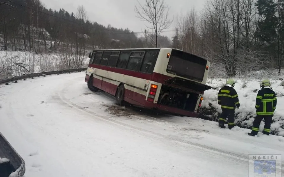 Linkový autobus zapadl u Hrádku. Vyprostit ho musel jeřáb. Foto: Hasiči Hrádek nad Nisou