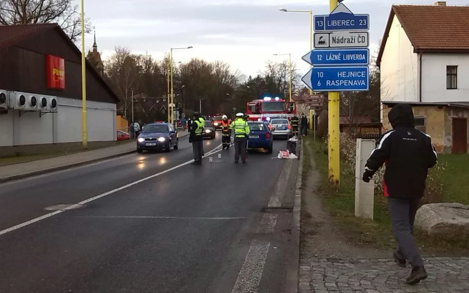 Nepozorný řidič srazil na přechodu ve Frýdlantě manželský pár. Foto: Michael Daněk