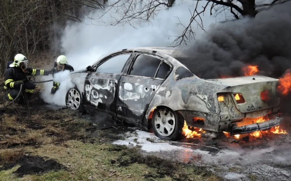 Auto v plamenech. Foto: HZS LK