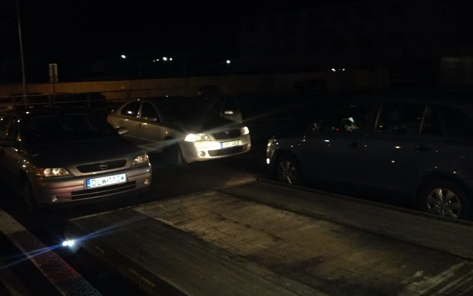 Policie našla v zaparkovaném Opelu (vlevo) dva kilogramy marihuany. Foto: Michael Daněk