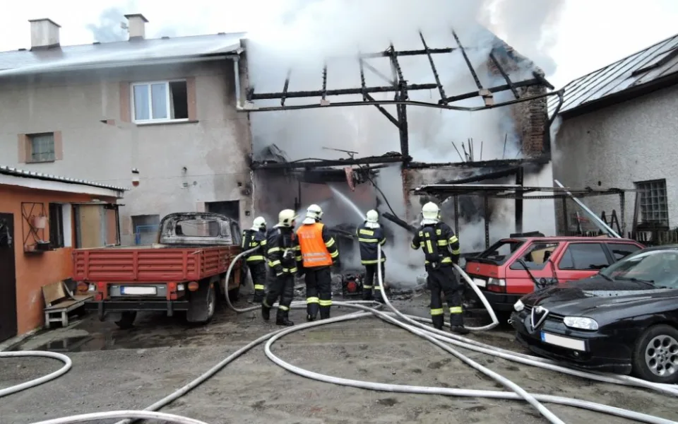 Velký požár autodílny dnes zaměstnal desítky hasičů. Foto: HZSLK