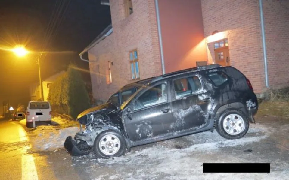 Kochající se řidička nabourala dvě Dacie a dům. Foto: Policie ČR