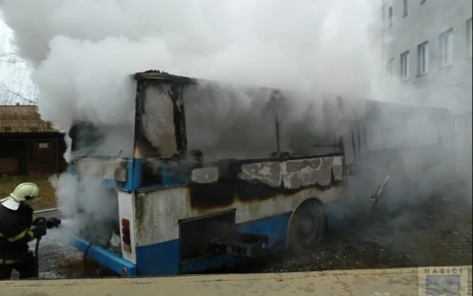V bývalé Koloře hořel odstavený autobus. Foto: Hasiči Hrádek nad Nisou