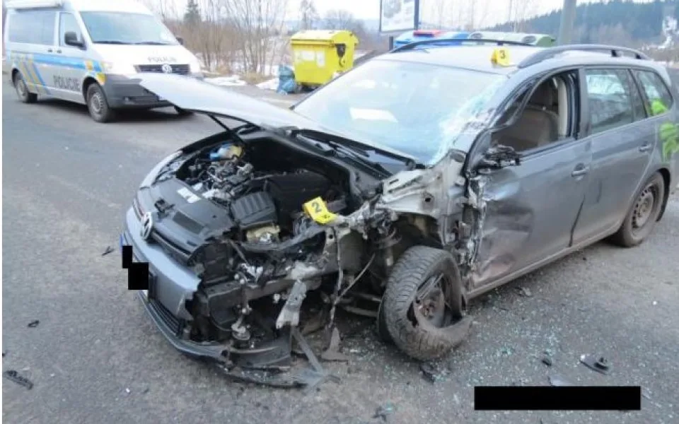 Nepozorný řidič vjel přímo pod kamion. Škoda je čtvrt milionu. Foto: Policie ČR