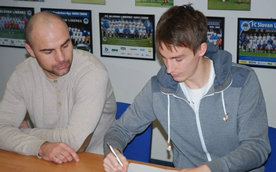 Martin Sus při podpisu. Foto: FC Slovan Liberec