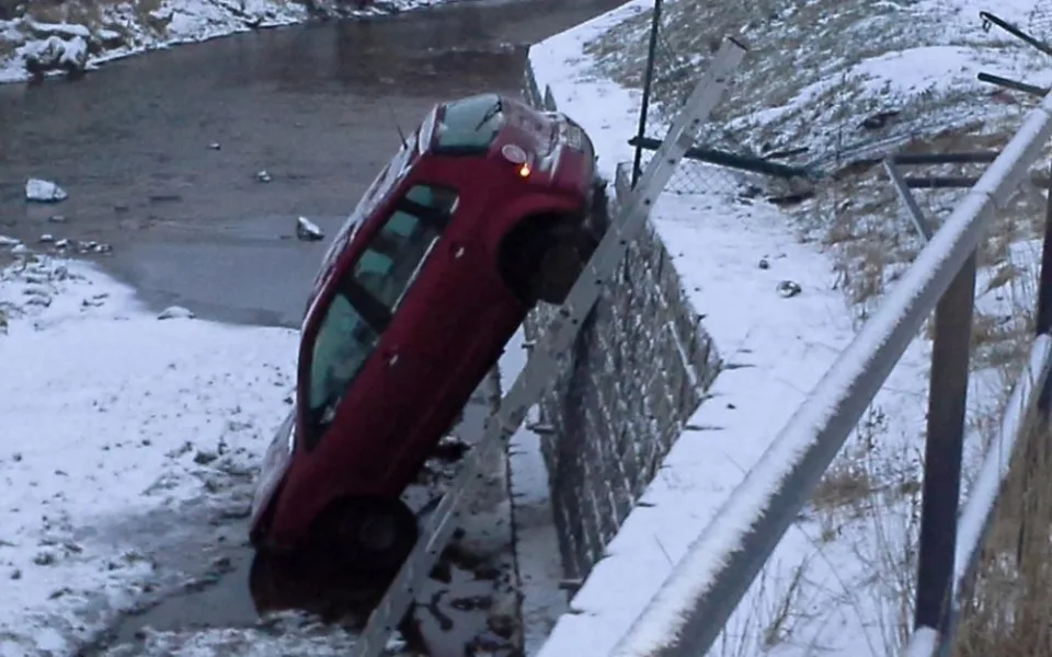 Auto řidička zapíchla přímo do koryta řeky. Foto: HZSLK
