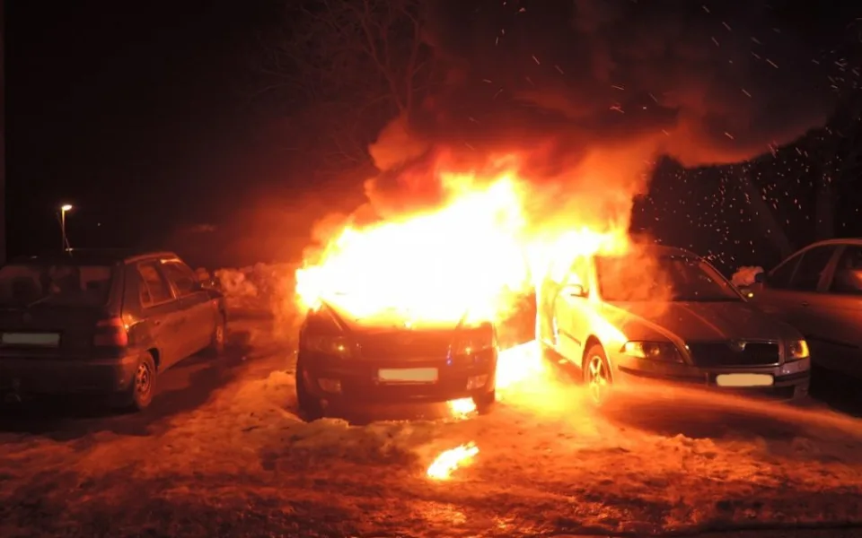 Škodovka lehla popelem. Zapálil jí někdo úmyslně? Foto: HZSLK