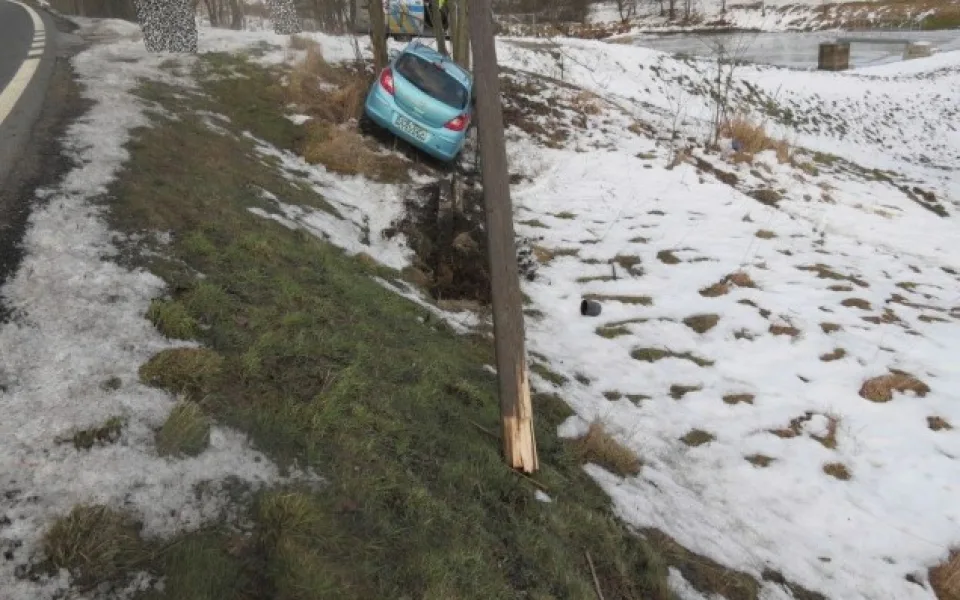 Řidič přerazil u Mníšku telefonní sloup, vyvázl bez zranění. Foto: Policie ČR