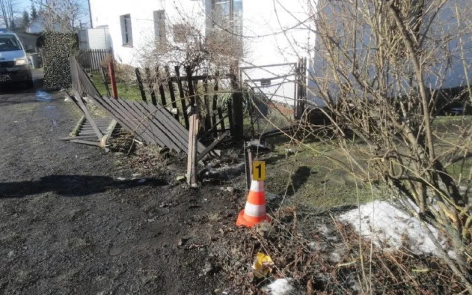 Cizinec zbořil svou Toyotou plot. Foto: Policie ČR