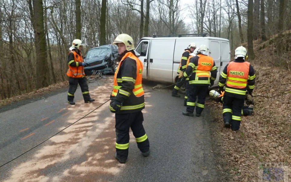Silnice u Václavic byla pro dvě dodávky úzká. Foto: Hasiči Hrádek nad Nisou