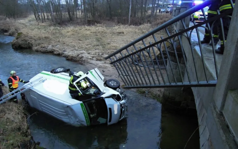 Ford Transit spadl do řeky, řidič má poraněný hrudník. Foto: HZSLK