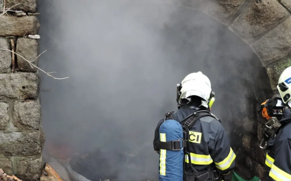 Hasiči při práci. Foto: HZS LK