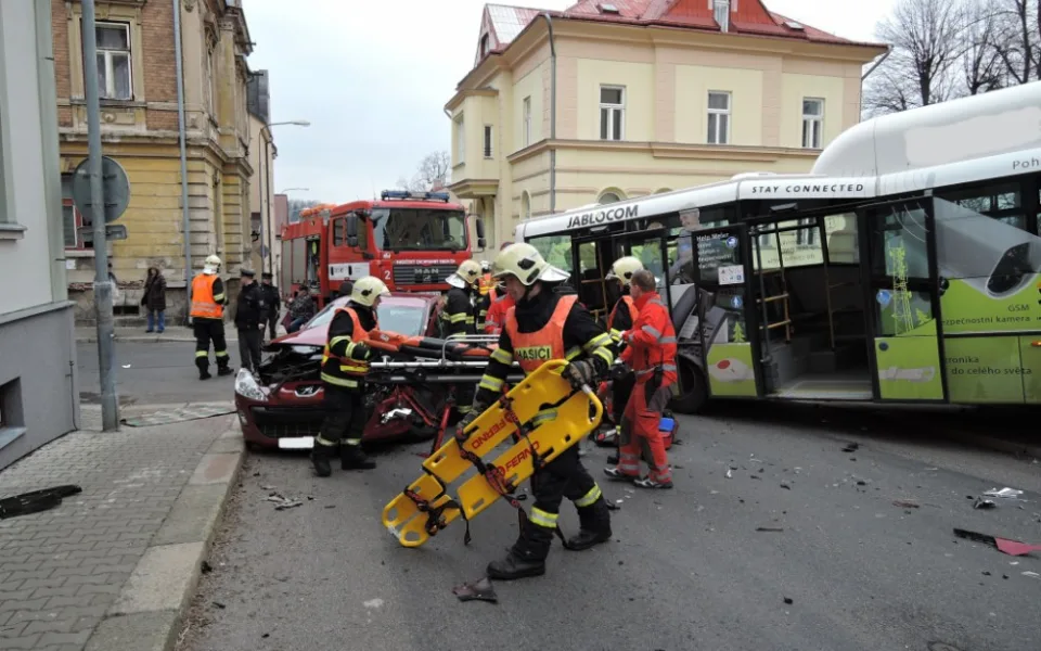 Střet auta s autobusem v Jablonci. Foto: HZS LK