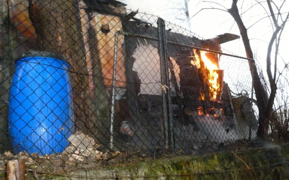 Kůlnu ve Vratislavicích zapálil vysypaný popel. Foto: HZSLK
