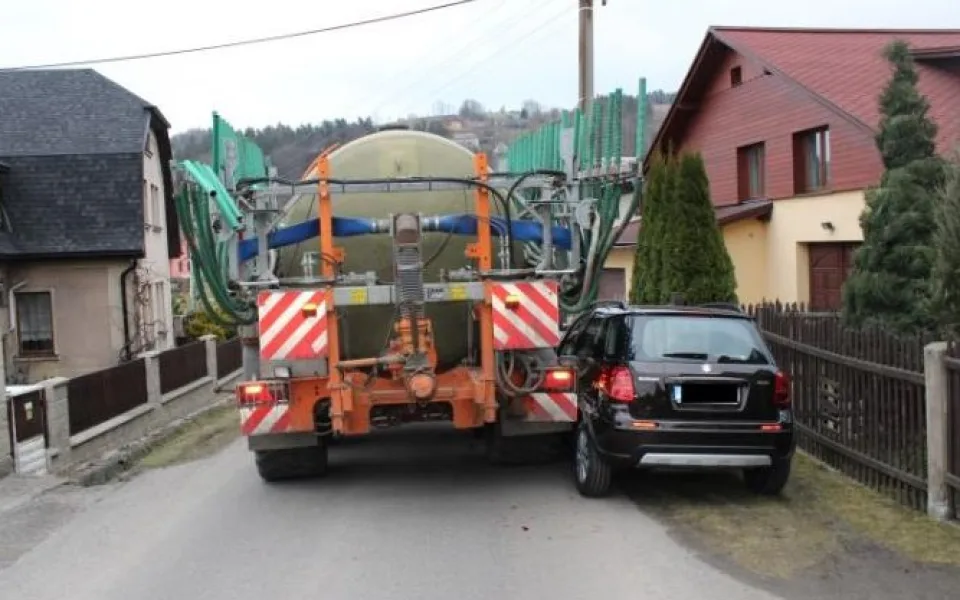 Neopatrný traktorista "lízl" Suzuki, škoda přesahuje 100 tisíc. Foto: Policie ČR