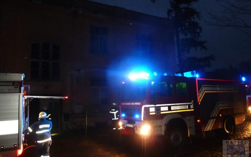V Chotyni hořela opuštěná budova, zapálili ji vypalovači kabelů. Foto: Hrádek nad Nisou