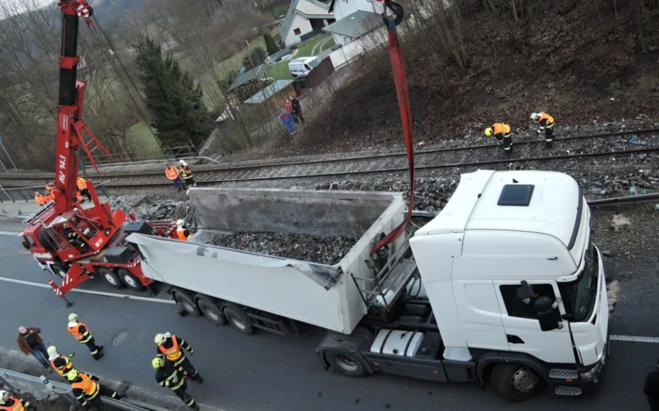 Dopravu v Dolánkách zablokovala nehoda kamionu. Foto: HZS LK