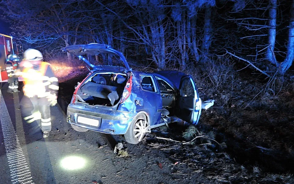 U večerní nehody na R10 tři jednotky hasičů. Foto: HZSLK