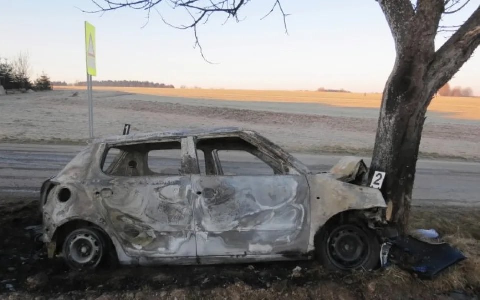 Opilého řidiče zastavil až strom. Jeho Fabie lehla popelem. Foto: Policie ČR