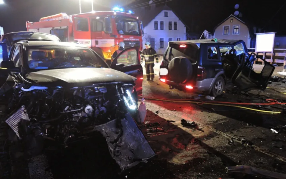 U Lučan se střetla dvě terénní auta, deset zraněných. Foto: HZSLK