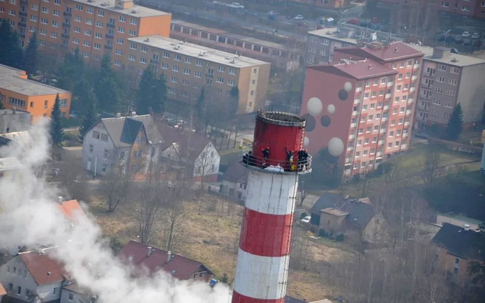 Dobrovolní hasiči nainstalovali na komín teplárny budky pro sokoly. Foto: Stanislav Mackovík