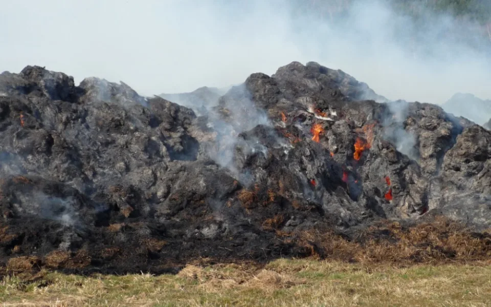 Požár hromady staré trávy zaměstnal desítky hasičů. Foto: HZSLK