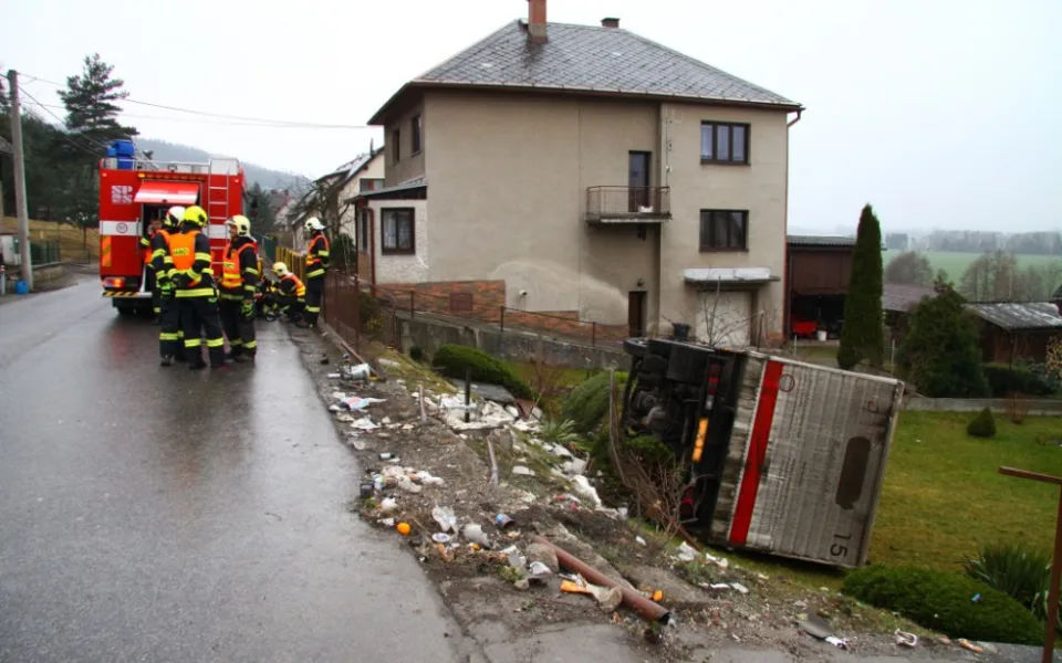 Neopatrný řidič zaparkoval Avii v zahradě. Vyvázl bez zranění. Foto: HZSLK