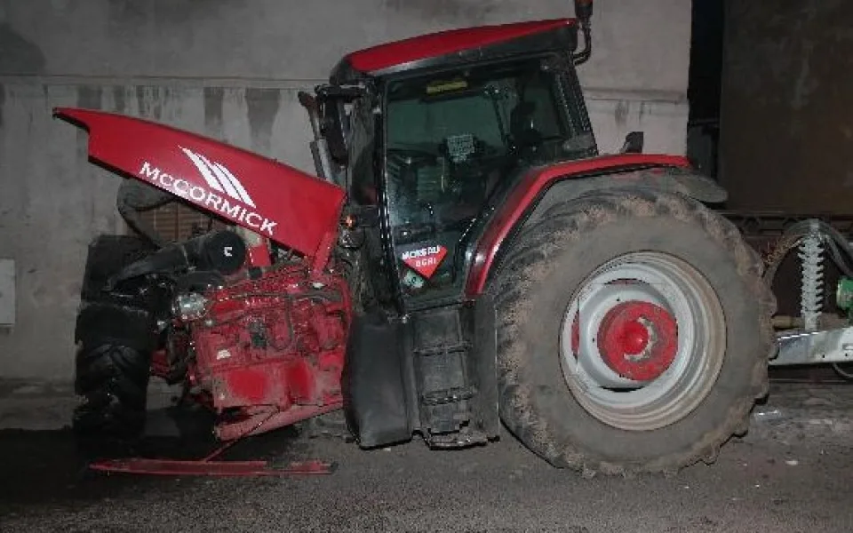 Osmnáctiletý traktorista málem zboural dva domy. Foto: Policie ČR