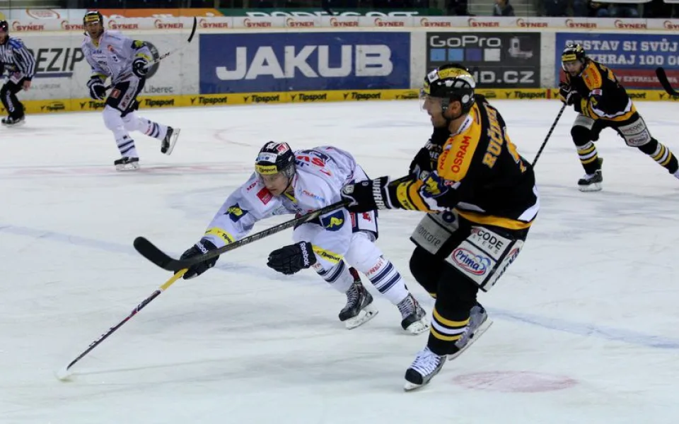 Michal Bulíř se natahuje, leč marně. Foto: Bořivoj Černý